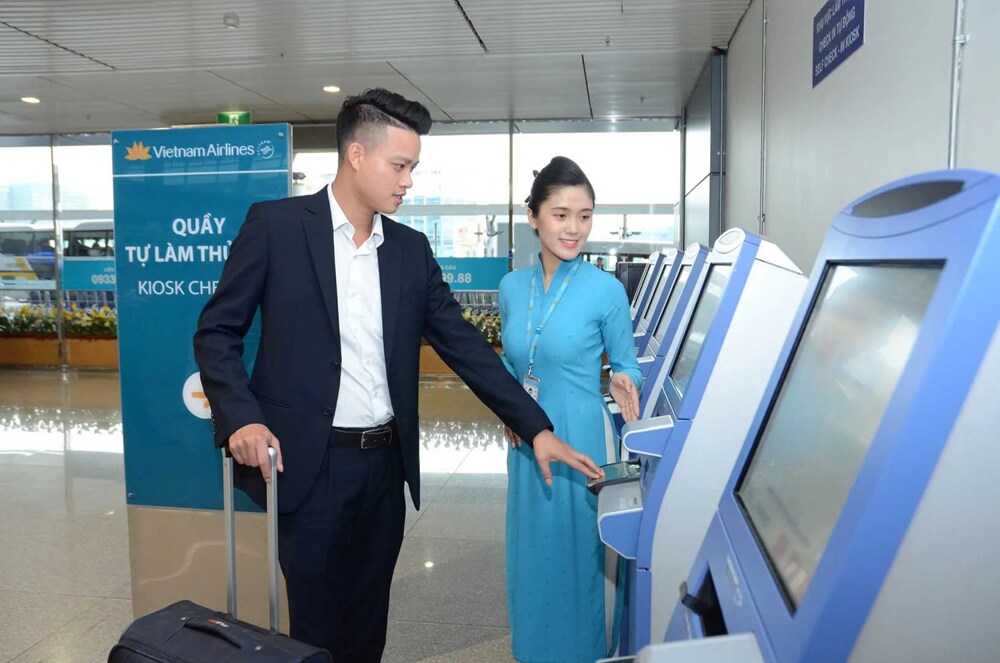 Hành khách có thể tự làm thủ tục tại kiosk tự động ở sân bay (Nguồn: Vietnam Airlines)